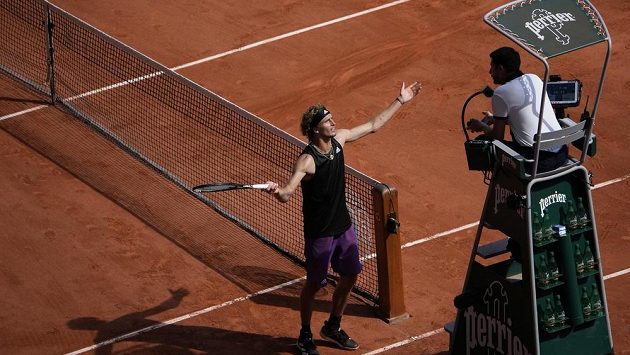 Alexander Zverev se hádá s umpirovým rozhodčím. Alexander Zverev se hádá s umpirovým rozhodčím.