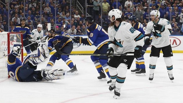 Rozhodující moment. Švédský obránce Erik Karlsson (třetí zprava) právě v prodloužení překonal brankáře St. Louis Jordana Binningtona a rozhodl o výhře San Jose Sharks 5:4 v prodloužení. Rozhodující moment. Švédský obránce Erik Karlsson (třetí zprava) právě v prodloužení překonal brankáře St. Louis Jordana Binningtona a rozhodl o výhře San Jose Sharks 5:4 v prodloužení.