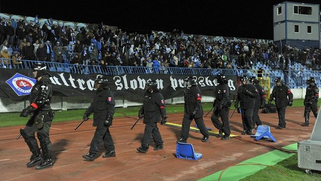 Výtržnosti v sektoru fanoušků Sparty způsobily přerušení utkání se Slovanem. Na snímku nastupují policejní těžkooděnci. Výtržnosti v sektoru fanoušků Sparty způsobily přerušení utkání se Slovanem. Na snímku nastupují policejní těžkooděnci.