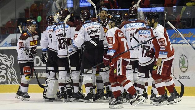 Hráči Sparty se radují z vítězství v Olomouci. Hráči Sparty se radují z vítězství v Olomouci.