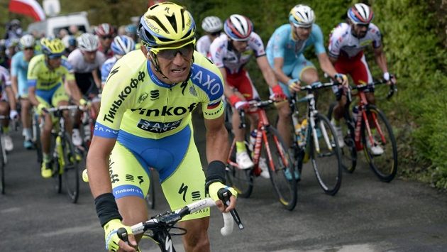 Roman Kreuziger ze stáje Tinkoff-Saxo táhne peloton. Roman Kreuziger ze stáje Tinkoff-Saxo táhne peloton.