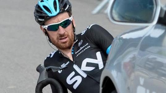 Brit Bradley Wiggins se ocitl na zemi při nedávném závodě kolem Švýcarska. Brit Bradley Wiggins se ocitl na zemi při nedávném závodě kolem Švýcarska.