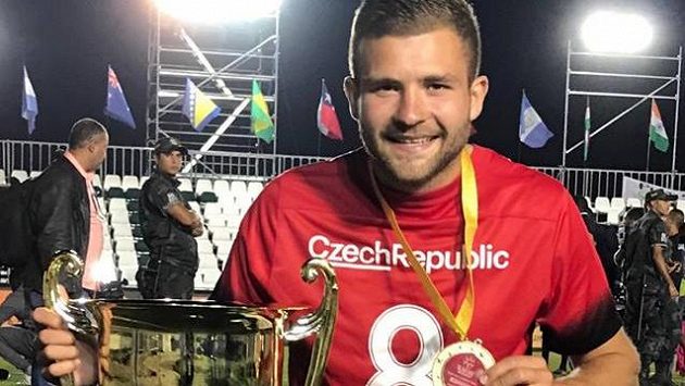 Patrik Levčík s trofejí pro mistry světa. Patrik Levčík s trofejí pro mistry světa.
