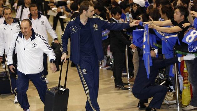 Japonci oblehli Petra Čecha hned na letišti... Japonci oblehli Petra Čecha hned na letišti...