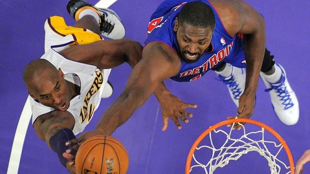 Kobe Bryant (vlevo) z LA Lakers v souboji s Jasonem Maxiellem z Detroitu. Kobe Bryant (vlevo) z LA Lakers v souboji s Jasonem Maxiellem z Detroitu.