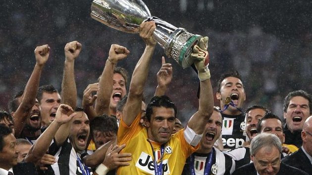 Gólman a kapitán Juventusu Gianluigi Buffon zvedá nad hlavu Superpohár, který jeho tým získal v Pekingu po vítězství nad Neapolí v prodloužení. Gólman a kapitán Juventusu Gianluigi Buffon zvedá nad hlavu Superpohár, který jeho tým získal v Pekingu po vítězství nad Neapolí v prodloužení.