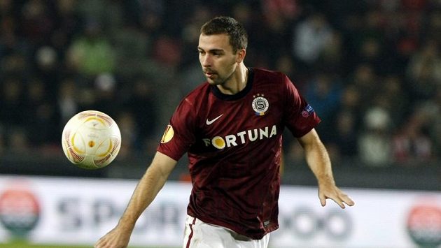 Sparťan Josef Hušbauer zpracovává míč v utkání s Lyonem. Sparťan Josef Hušbauer zpracovává míč v utkání s Lyonem.