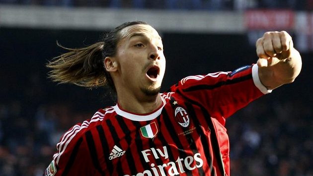 Útočník AC Milán Zlatan Ibrahimovič se raduje z branky. Útočník AC Milán Zlatan Ibrahimovič se raduje z branky.