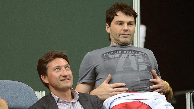Jaromír Jágr si užil fandění na finále Davis Cupu jen při sobotní čtyřhře. Dvouhry musel oželet kvůli hokejovým povinnostem. Jaromír Jágr si užil fandění na finále Davis Cupu jen při sobotní čtyřhře. Dvouhry musel oželet kvůli hokejovým povinnostem.