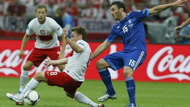 Polák Maciej Rybus v souboji s Řekem Vassilise Torossidisem (vpravo) v úvodním utkání EURO 2012 - ilustrační foto. Polák Maciej Rybus v souboji s Řekem Vassilise Torossidisem (vpravo) v úvodním utkání EURO 2012 - ilustrační foto.