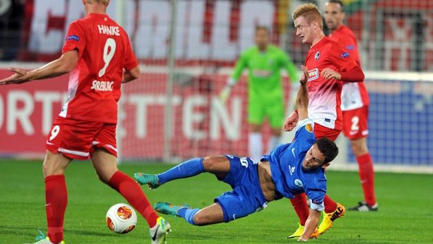 Sergej Rybalka bojuje o míč s fotbalisty Freiburgu. Sergej Rybalka bojuje o míč s fotbalisty Freiburgu.