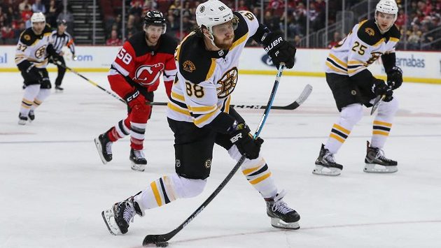Bostonský David Pastrňák střílí. Bostonský David Pastrňák střílí.