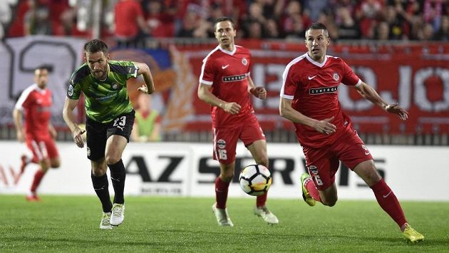 Zleva plzeňský Marek Bakoš a hráči Brna Jan Sedlák a Tomáš Pilík. Zleva plzeňský Marek Bakoš a hráči Brna Jan Sedlák a Tomáš Pilík.