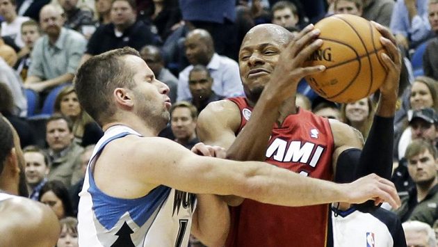 J.J. Barea fauluje Raye Allena a je vyloučen. J.J. Barea fauluje Raye Allena a je vyloučen.