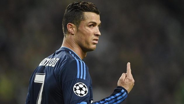 Cristiano Ronaldo, hlavní hvězda Realu Madrid, po porážce ve Wolfsburgu dobrou náladou nijak neoplýval. Cristiano Ronaldo, hlavní hvězda Realu Madrid, po porážce ve Wolfsburgu dobrou náladou nijak neoplýval.