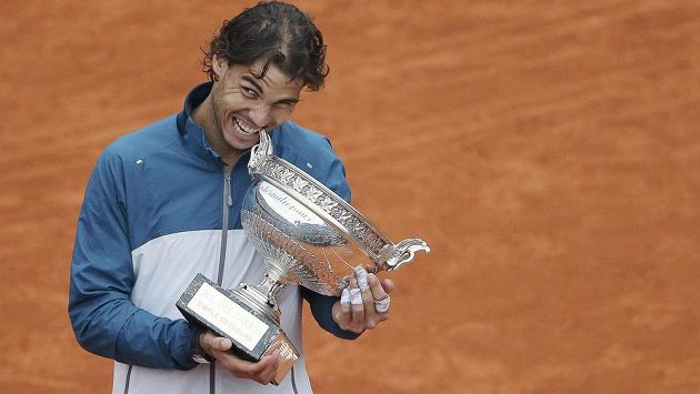 Rafael Nadal s trofejí pro vítěze French Open. Rafael Nadal s trofejí pro vítěze French Open.