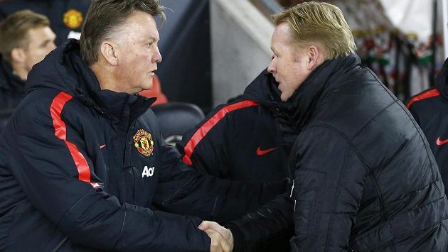 Nizozemský kouč Manchesteru United Louis van Gaal (vlevo) se zdraví před zápasem s krajanem a rivalem na lavičce Southamptonu Ronaldem Koemanem. Nizozemský kouč Manchesteru United Louis van Gaal (vlevo) se zdraví před zápasem s krajanem a rivalem na lavičce Southamptonu Ronaldem Koemanem.