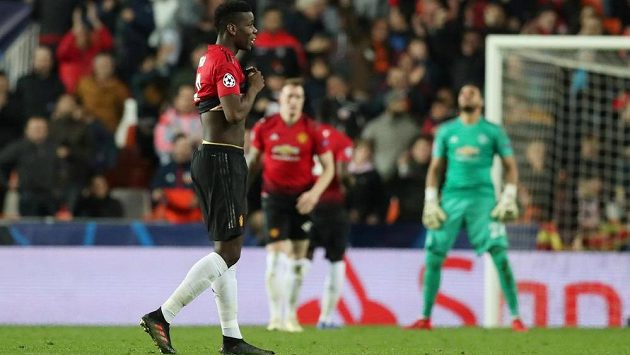 Fotbalisté Manchesteru United po smolném vlastním gólu. Vepředu Paul Pogba, za ním Phil Jones a brankář Sergio Romero. Fotbalisté Manchesteru United po smolném vlastním gólu. Vepředu Paul Pogba, za ním Phil Jones a brankář Sergio Romero.
