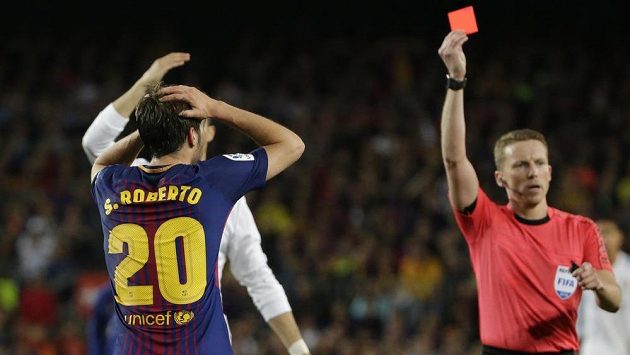 Zadák Barcelony Sergi Roberto dostává v El Clásiku červenou kartu. Zadák Barcelony Sergi Roberto dostává v El Clásiku červenou kartu.