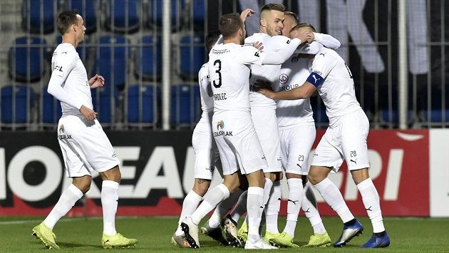 Hráči Slovácka po brzkém gólu proti Plzni. Hráči Slovácka po brzkém gólu proti Plzni.