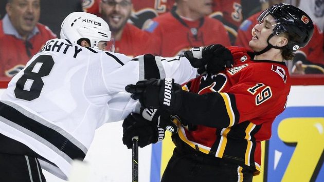 Obránce Los Angeles Drew Doughty (vlevo) v potyčce s Matthewem Tkachukem z Calgary. Obránce Los Angeles Drew Doughty (vlevo) v potyčce s Matthewem Tkachukem z Calgary.
