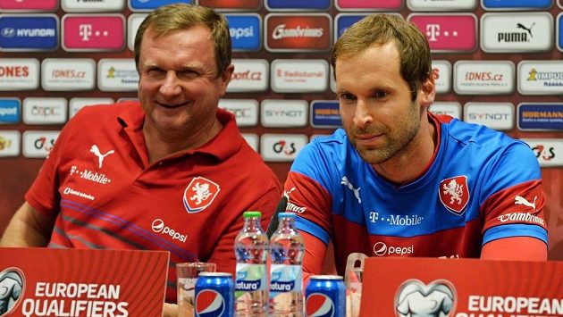 Reprezentační kouč Pavel Vrba (vlevo) a brankář Petr Čech na tiskové konferenci před kvalifikačním střetnutím s Kazachstánem. Reprezentační kouč Pavel Vrba (vlevo) a brankář Petr Čech na tiskové konferenci před kvalifikačním střetnutím s Kazachstánem.