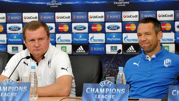 Trenér Pavel Vrba (vlevo) a kapitán Pavel Horváth na tiskové konferenci Plzně v Petrohradu před zápasem Ligy mistrů s CSKA Moskva. Trenér Pavel Vrba (vlevo) a kapitán Pavel Horváth na tiskové konferenci Plzně v Petrohradu před zápasem Ligy mistrů s CSKA Moskva.