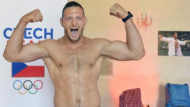 Judista Lukáš Krpálek zapózoval při vyzvedávání kolekce oblečení a dalšího vybavení pro Evropské hry v Minsku. Judista Lukáš Krpálek zapózoval při vyzvedávání kolekce oblečení a dalšího vybavení pro Evropské hry v Minsku.