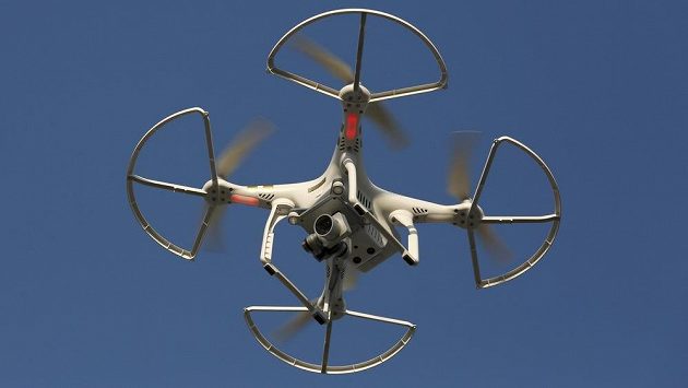 Létající dron. Ilustrační foto. Létající dron. Ilustrační foto.