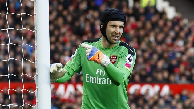 Brankář Arsenalu Petr Čech diriguje během zápasu s Manchesterem United své spoluhráče. Brankář Arsenalu Petr Čech diriguje během zápasu s Manchesterem United své spoluhráče.