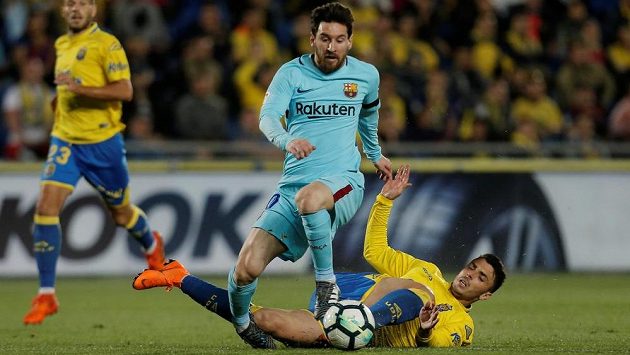 Barcelonský Lionel Messi uniká obránci Las Palmas Ximovi Navarrovi, který ho fauluje. Barcelonský Lionel Messi uniká obránci Las Palmas Ximovi Navarrovi, který ho fauluje.