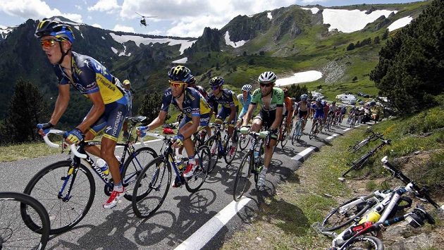 Cyklista stáje Radioshack-Leopard Tony Gallopin v čele pelotonu první horské etapy Tour de France před jezdcem stáje Saxo-Tinkoff bank Albertem Contadorem. Cyklista stáje Radioshack-Leopard Tony Gallopin v čele pelotonu první horské etapy Tour de France před jezdcem stáje Saxo-Tinkoff bank Albertem Contadorem.