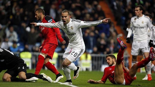 Jesé Rodríguez z Realu Madrid (č. 20) se raduje z gólu proti Seville. Jesé Rodríguez z Realu Madrid (č. 20) se raduje z gólu proti Seville.
