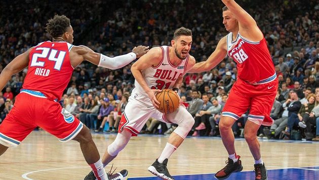 Tomáš Satoranský z Chicaga se snaží obejít bránící dvojici basketbalistů Sacramenta. Tomáš Satoranský z Chicaga se snaží obejít bránící dvojici basketbalistů Sacramenta.