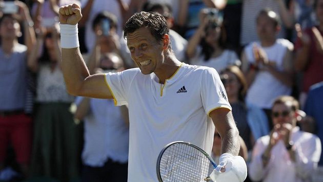 Tomáš Berdych slaví, na Wimbledonu bude pokračovat i druhý týden. Tomáš Berdych slaví, na Wimbledonu bude pokračovat i druhý týden.