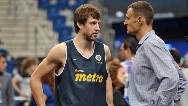 Hráč Fenerbahce Jan Veselý (vlevo) v rozhovoru s bývalým basketbalistou Jiřím Zídkem. Hráč Fenerbahce Jan Veselý (vlevo) v rozhovoru s bývalým basketbalistou Jiřím Zídkem.