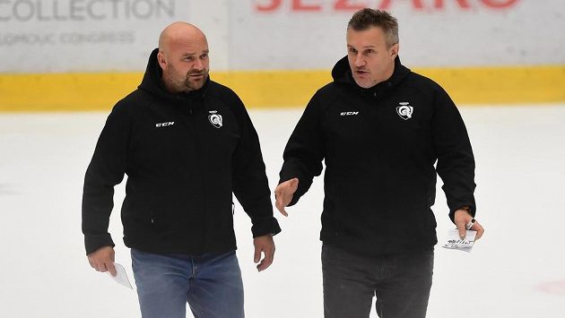 Hokejisty extraligového Zlína povede jako hlavní trenér Luboš Jenáček (vlevo), asistentem zůstává Martin Hamrlík . Hokejisty extraligového Zlína povede jako hlavní trenér Luboš Jenáček (vlevo), asistentem zůstává Martin Hamrlík .