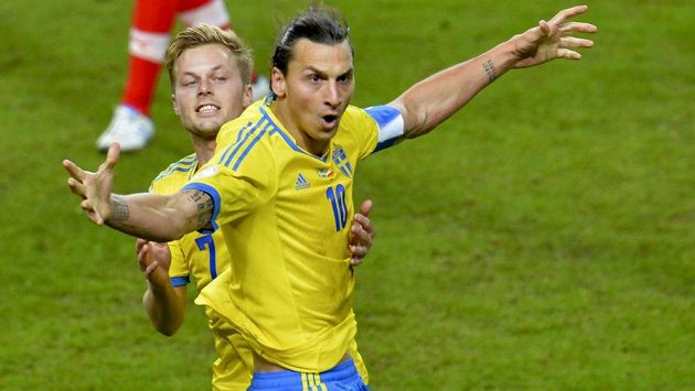 Švédové Zlatan Ibrahimovic (10) a Sebastian Larsson se radují z gólu. O postup na MS do Brazílie se ve šlágru listopadové baráže utkají s Portugalskem. Švédové Zlatan Ibrahimovic (10) a Sebastian Larsson se radují z gólu. O postup na MS do Brazílie se ve šlágru listopadové baráže utkají s Portugalskem.