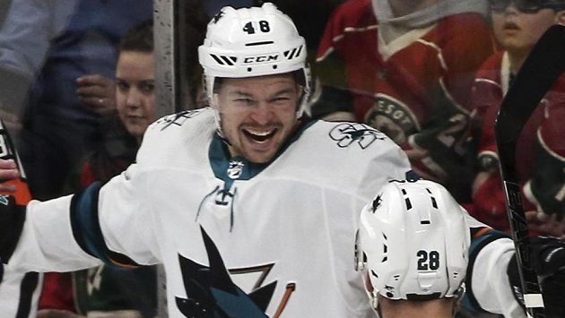 Vysmátý útočník San Jose Sharks Tomáš Hertl poté, co vstřelil gól v utkání NHL. Vysmátý útočník San Jose Sharks Tomáš Hertl poté, co vstřelil gól v utkání NHL.