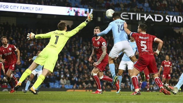 Hlavička Sergia Agüera vystřelila Manchesteru City vítězství nad Bristolem v prvním semifinálovém zápase anglického Ligového poháru. Hlavička Sergia Agüera vystřelila Manchesteru City vítězství nad Bristolem v prvním semifinálovém zápase anglického Ligového poháru.