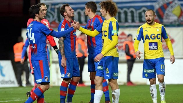 Plzeňský hráč Milan Havel (vlevo) se zdraví po zápase s Alexem Králem z Teplic. Vpravo je Tomáš Vondrášek z Teplic. Plzeňský hráč Milan Havel (vlevo) se zdraví po zápase s Alexem Králem z Teplic. Vpravo je Tomáš Vondrášek z Teplic.