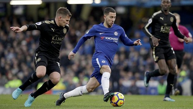 Eden Hazard z Chelsea se s míčem na noze snaží uniknout Marcu Albrightonovi z Leicesteru. Eden Hazard z Chelsea se s míčem na noze snaží uniknout Marcu Albrightonovi z Leicesteru.
