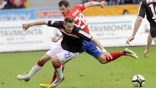 Milan Škoda ze Slavie se prodral přës plzeňského stopera Mariana Čišovského. Milan Škoda ze Slavie se prodral přës plzeňského stopera Mariana Čišovského.