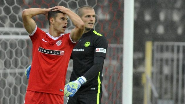 Brněnský Lukáš Vraštil se chytá za hlavu po promarněné šanci v úvodu utkání. Brněnský Lukáš Vraštil se chytá za hlavu po promarněné šanci v úvodu utkání.
