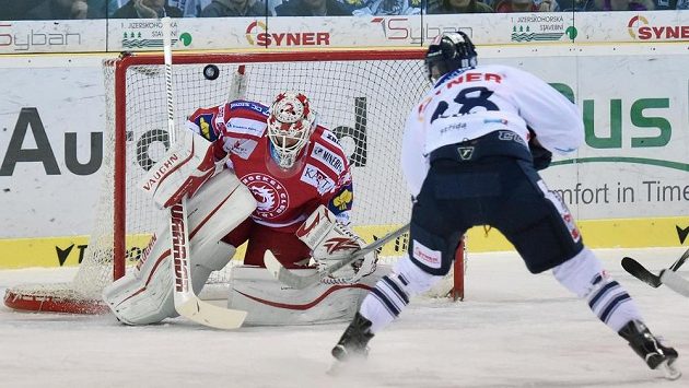 Michal Bulíř z Liberce střílí na brankáře Třince Šimona Hrubce. Michal Bulíř z Liberce střílí na brankáře Třince Šimona Hrubce.
