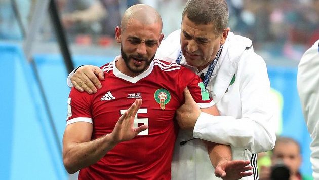 Maročan Nordin Amrabat v péči týmového lékaře. Maročan Nordin Amrabat v péči týmového lékaře.