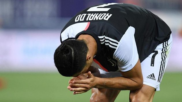 Cristiano Ronaldo z Juventusu při utkání s Boloňou. Cristiano Ronaldo z Juventusu při utkání s Boloňou.