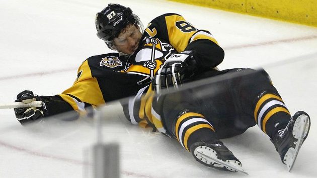 Kapitán Pittsburghu Sidney Crosby leží na ledě po zákroku Matta Niskanena z Washingtonu. Kapitán Pittsburghu Sidney Crosby leží na ledě po zákroku Matta Niskanena z Washingtonu.
