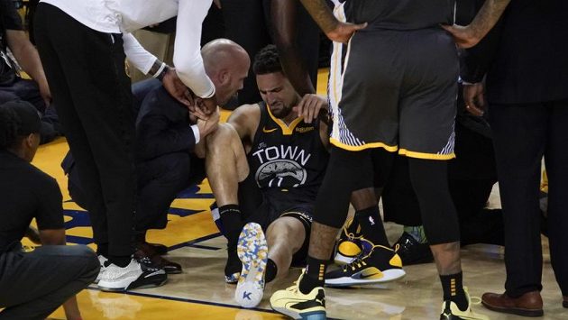 Klay Thompson z týmu poraženého finalisty Golden State si v posledním zápase o titul v NBA vážné poranil koleno. Klay Thompson z týmu poraženého finalisty Golden State si v posledním zápase o titul v NBA vážné poranil koleno.