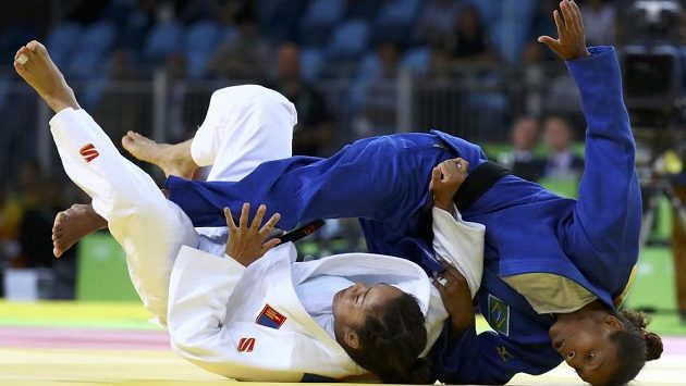 Olympijská vítězka Rafaela Silvaová (v modrém kimonu) ve finálovém souboji se Sumijou Dordžsürenovou z Mongolska. Olympijská vítězka Rafaela Silvaová (v modrém kimonu) ve finálovém souboji se Sumijou Dordžsürenovou z Mongolska.